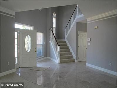 2 Story Foyer w/Marble Floor