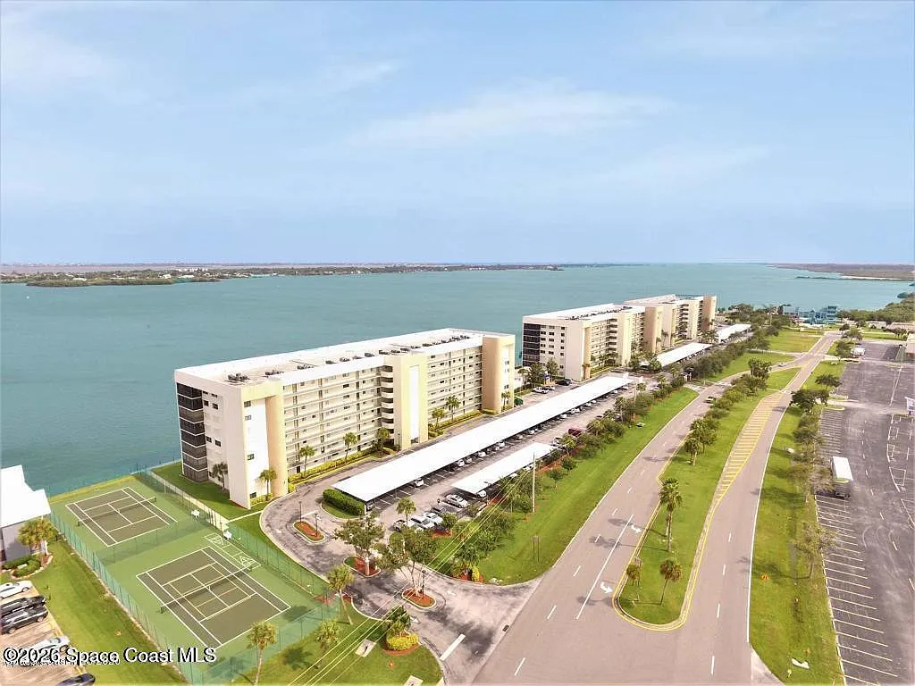 2 bed, 4.0 bath, 1269 sqft, $2,400 — Photo 2