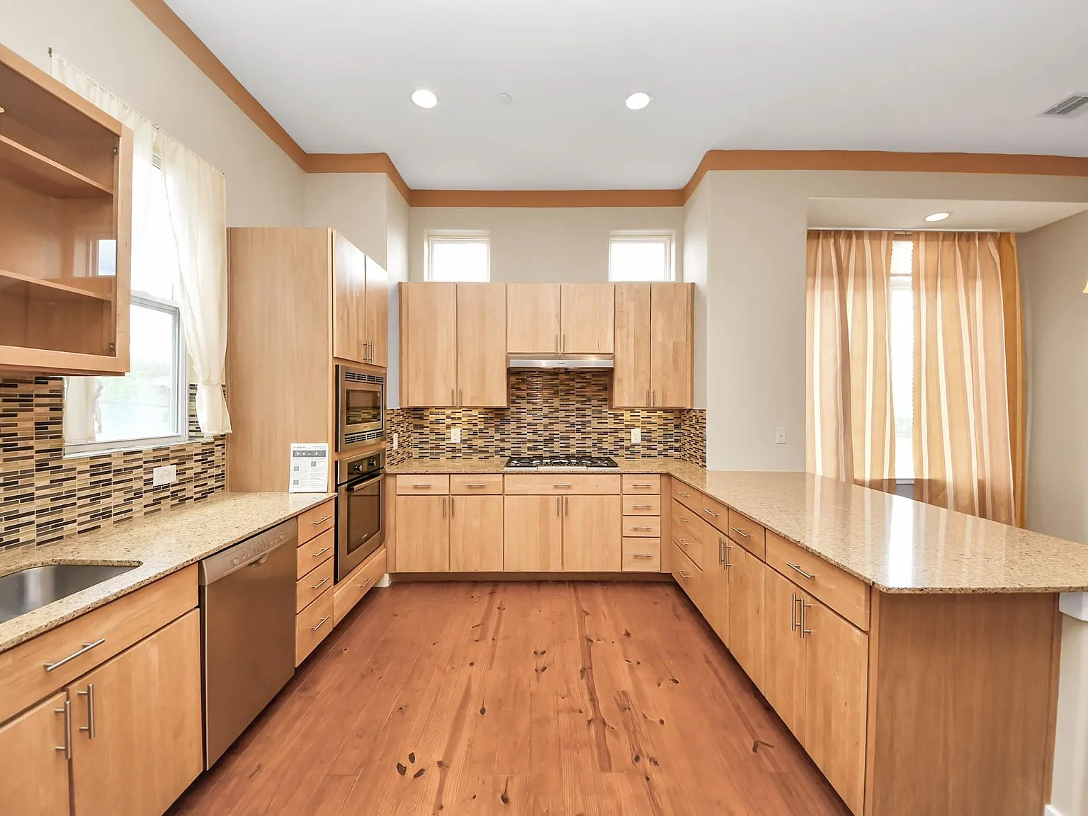 3 bed, 5.0 bath, 2232 sqft, $2,950 — Photo 3