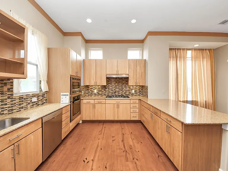 1807 W Webster St — Photo 9