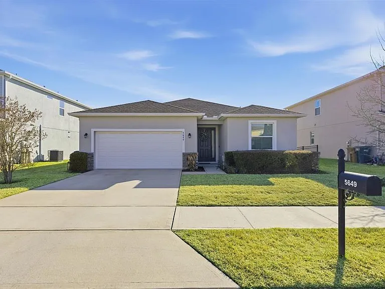 5649 SW 50th Ave — Photo 1
