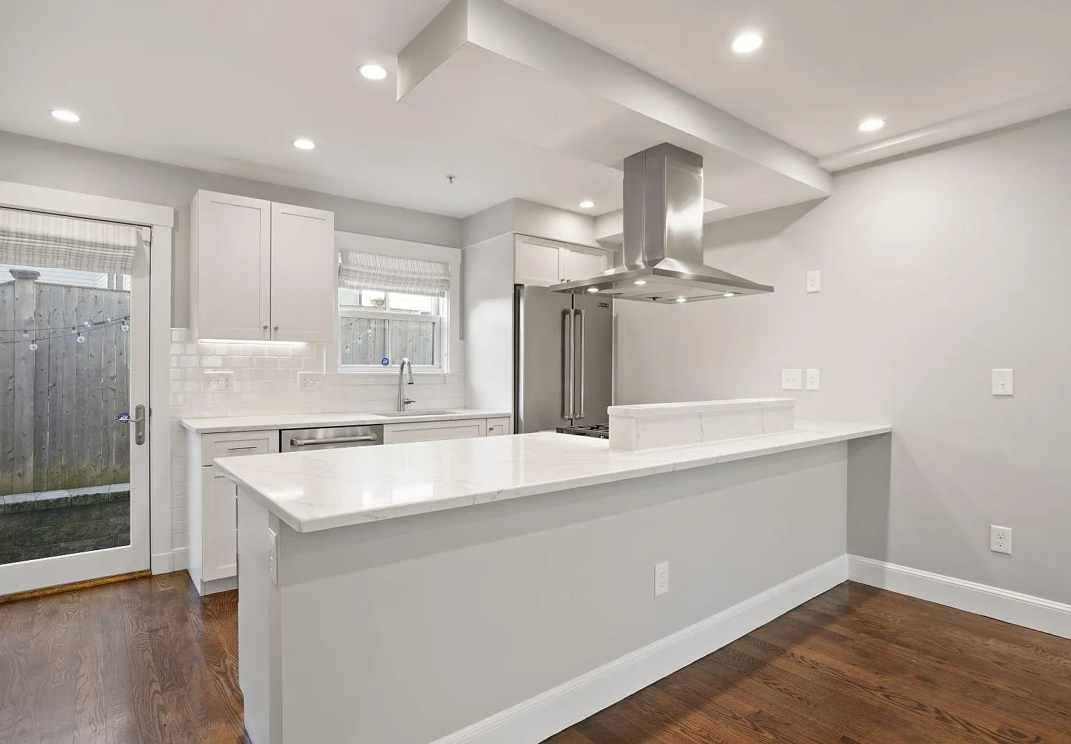 4 bed, 2.5 bath, 1643 sqft, $5,200 — Photo 2