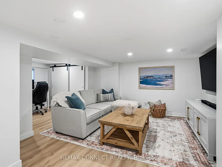 60 Woodbury Rd — Photo 27