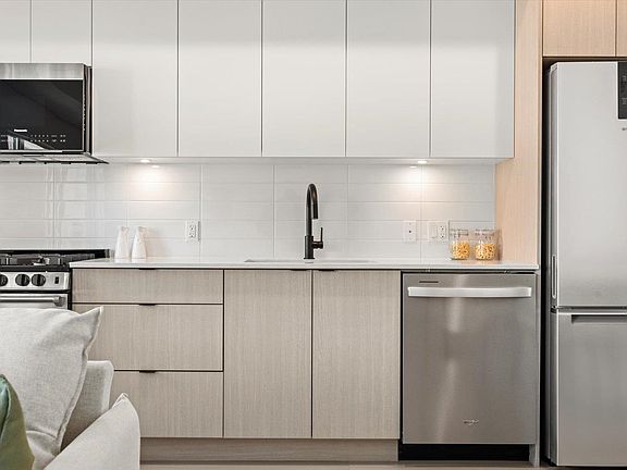5th image of 2277 Hawthorne Ave #204