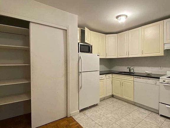 5th image of 52 E 13th St #5EE