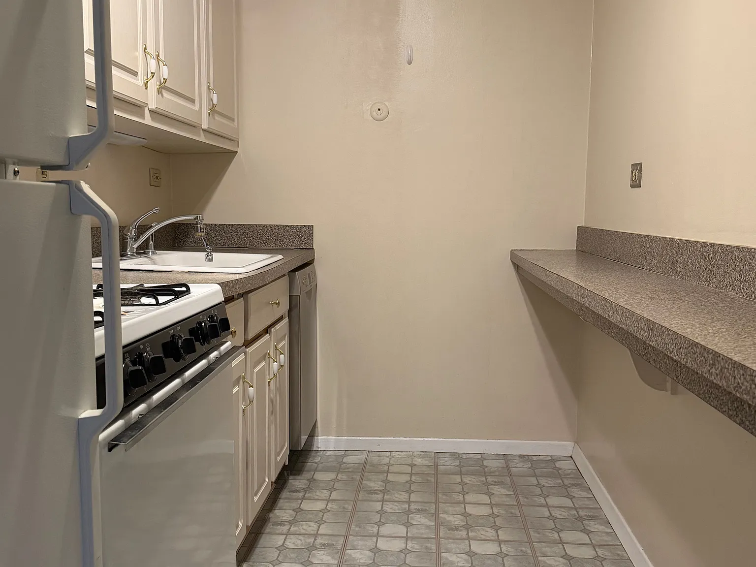 9 Hawthorne Pl — Photo 3