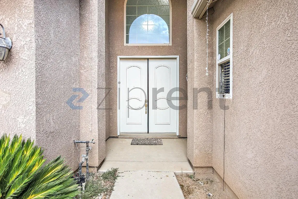 5 bed, 3141 sqft, $3,351 — Photo 2