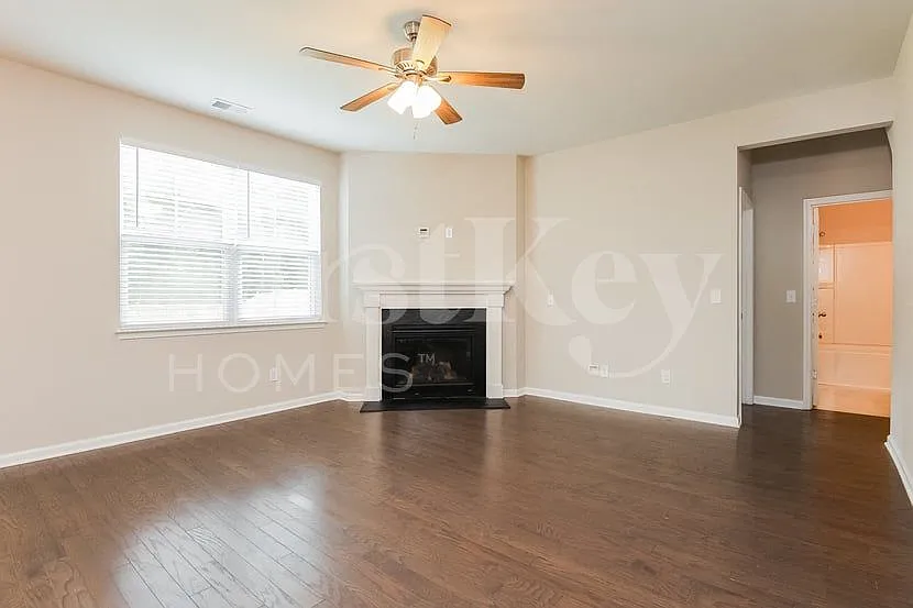 5 bed, 4.0 bath, 2556 sqft, $2,690 — Photo 3