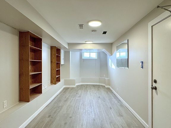 5th image of 581 Carlaw Ave #Basement