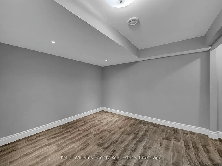 1137 Norman Cres #LOWER — Photo 12