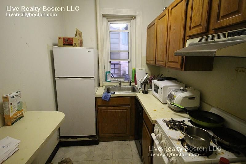 2nd image of 463 Park Dr APT 9R