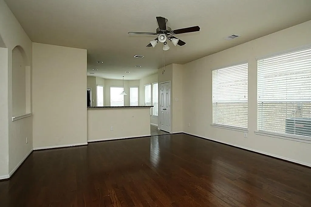 4 bed, 3.5 bath, 2754 sqft, $2,600 — Photo 3
