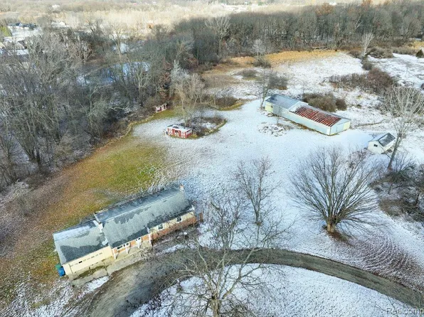 18580 Daymon Dr, Gregory, MI 48137