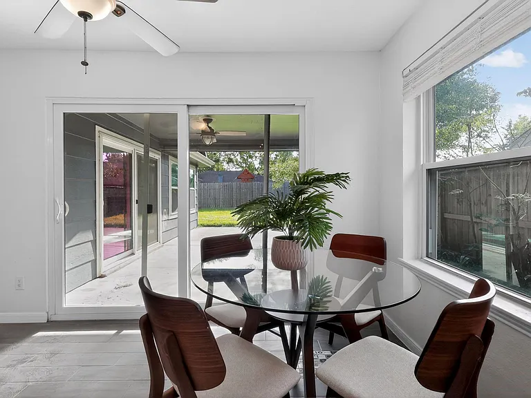417 W Hillary Cir — Photo 23