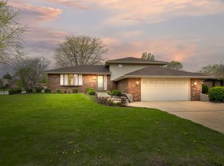 301 Greenfield Rd, Shorewood, IL 60404