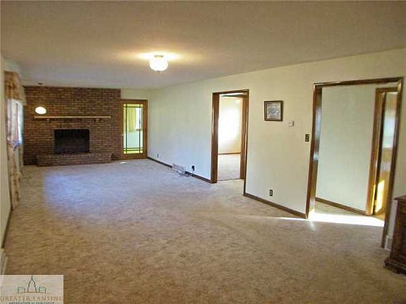 5th image of 929 W Grand River Ave