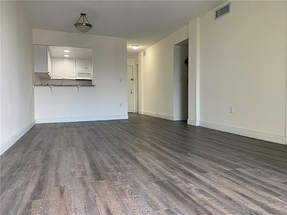 3rd image of 19555 NE 10th Ave #515