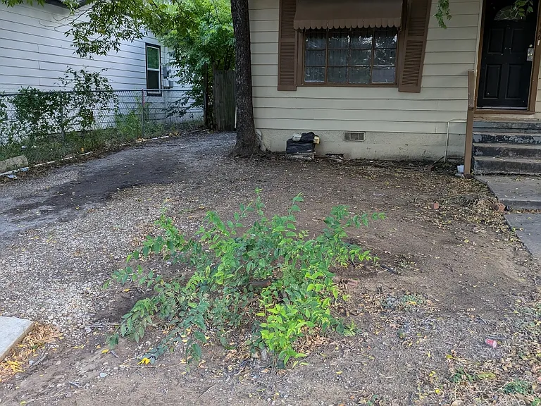 1046 Poinsettia — Photo 13