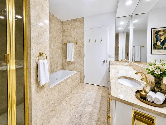 Bathroom 1, photo 2