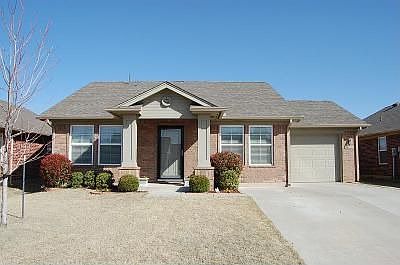 Terrific house in Trailwoods Addn.