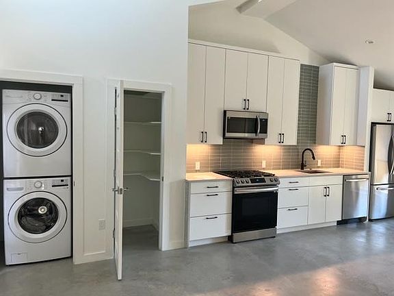 In-unit W/D. Full Pantry.