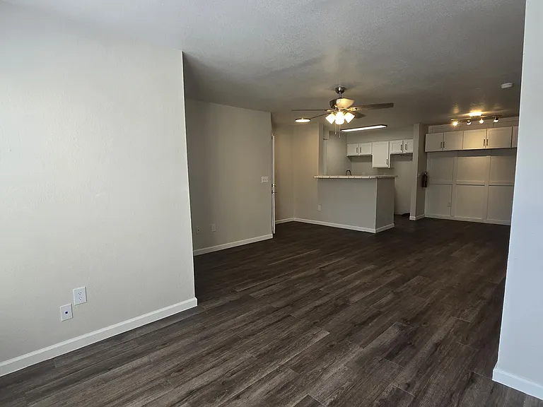 Las Lomas Apartments — Photo 12