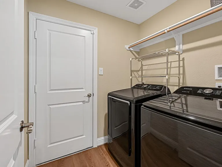 1035 E Hampton Dr — Photo 17