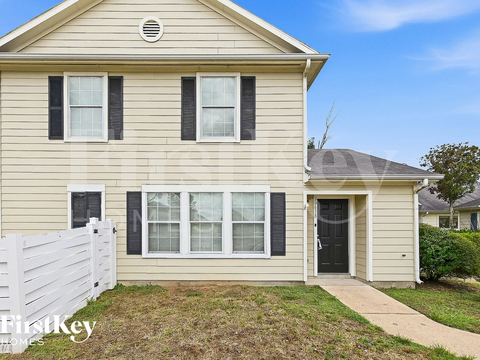 4 bed, 2.5 bath, 1576 sqft, $1,570 — Photo 1
