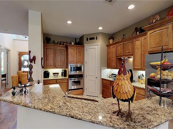 5th image of 2808 Mont Clair Dr