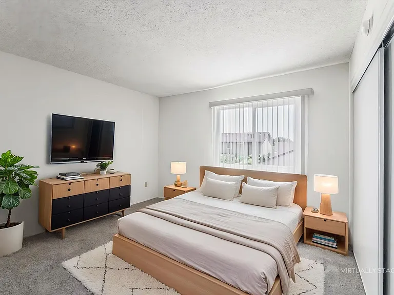 Large 2 bedroom Apartment in Clairemont — Photo 21