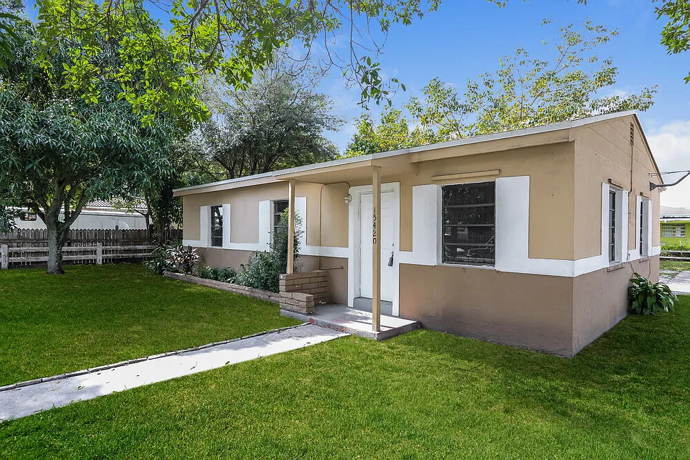 3 bed, 1.0 bath, 971 sqft, $3,690 — Photo 3