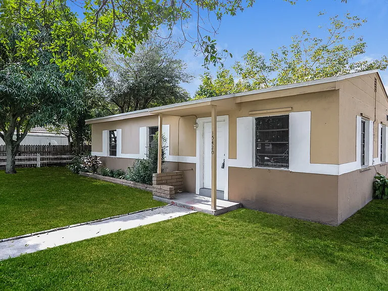 15420 NW 27th Pl — Photo 3