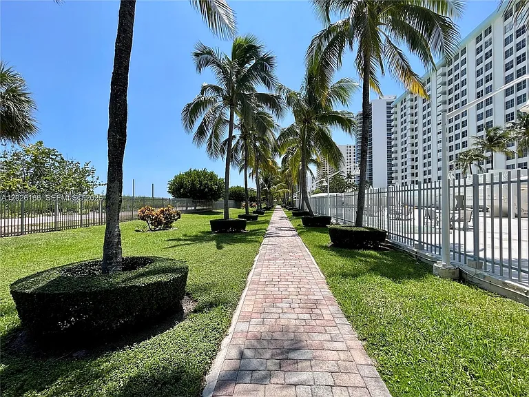 2899 Collins Ave #424 — Photo 18