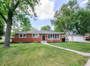 1802 W Estates Dr, Mount Prospect, IL 60056
