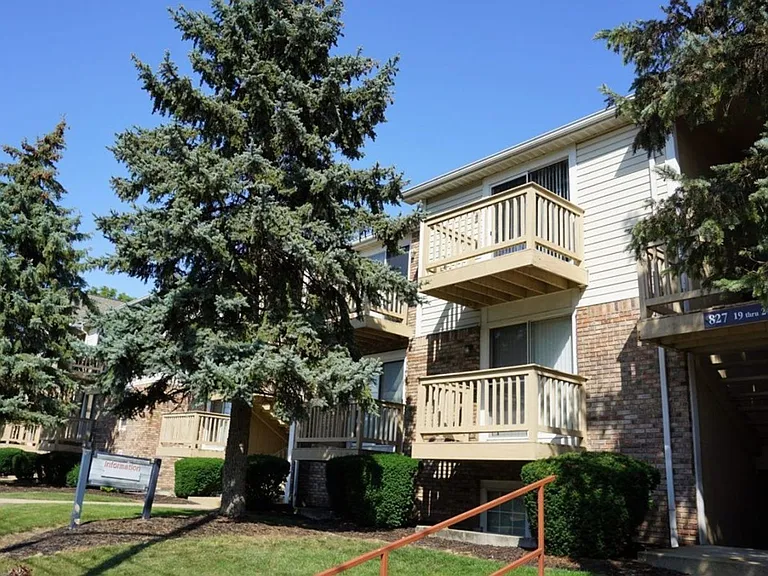 Vantage Pointe Apartments — Photo 2