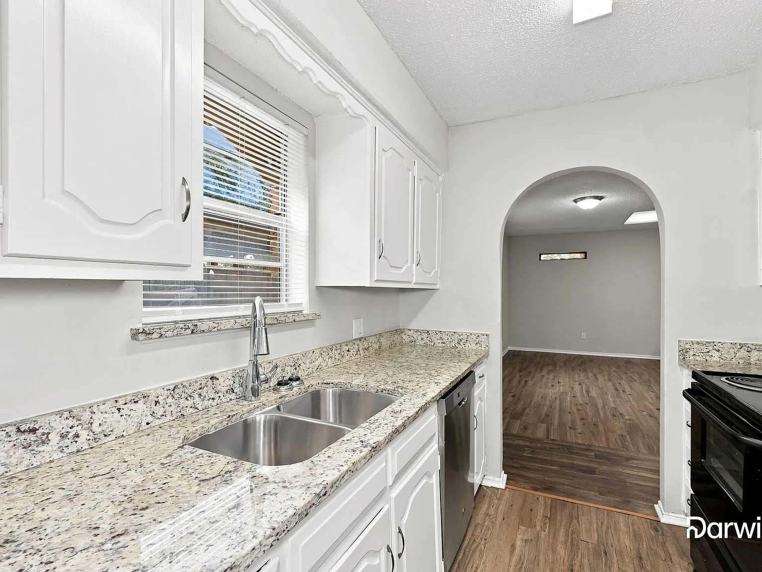 3 bed, 2.0 bath, 1968 sqft, $2,055 — Photo 2