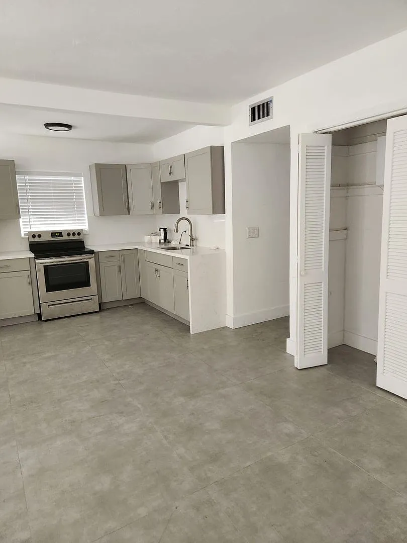Stunning Apartment at 467 Golden Isles Drive — Photo 4