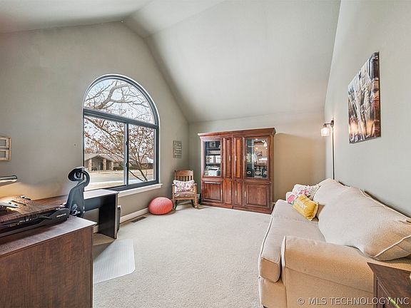 5th image of 504 Oak Ridge Dr