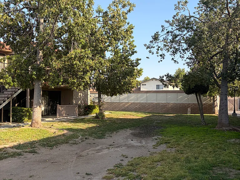 2423 W Acacia Ave — Photo 17