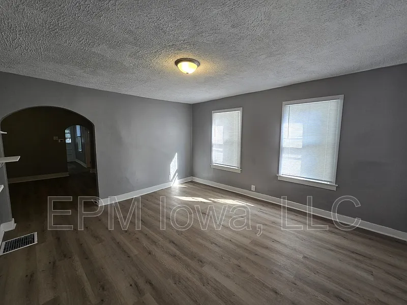 3 bed, 1.0 bath, 1246 sqft, $875 — Photo 2
