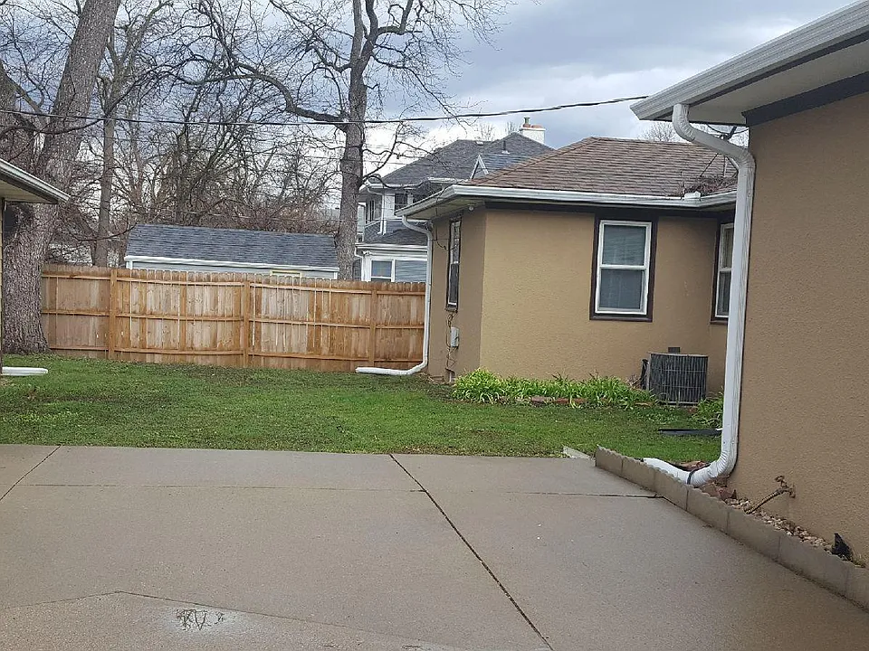 1411 S Duluth Ave
