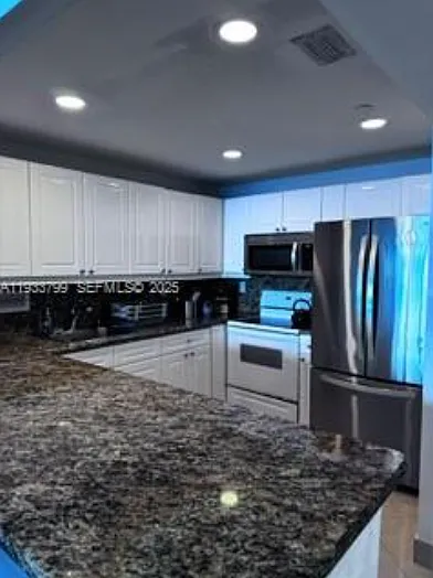 2301 Collins Ave #1025 — Photo 7