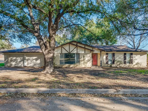5209 Briarwood Ln, Fort Worth, TX 76112