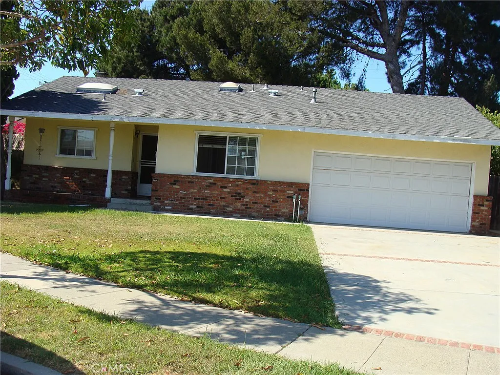 4 bed, 1293 sqft, $4,350 — Photo 2