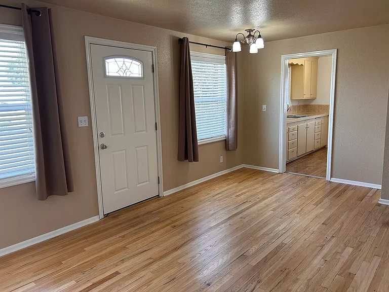 130 G St NE — Photo 5