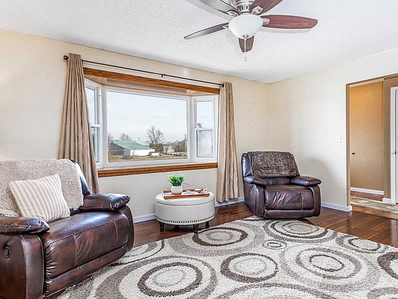3rd image of 725 Country Club Dr