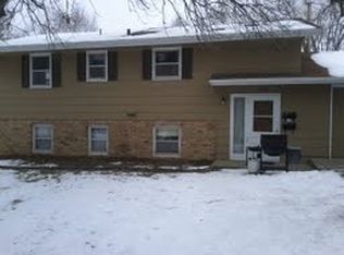 1230 Sugar Ln, Chaska, MN 55318