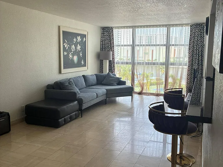 400 Leslie Dr #502 — Photo 13