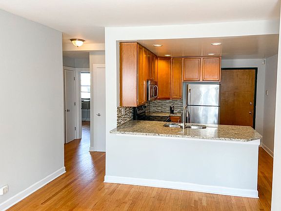 3rd image of 1170 N Milwaukee Ave #603