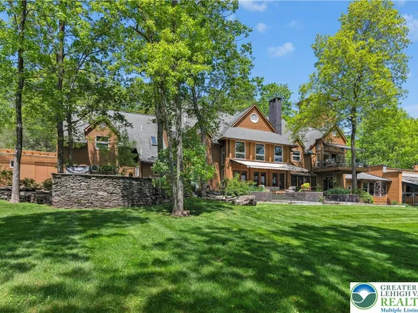 310 Hunters Farm Rd, Henryville, PA 18332
